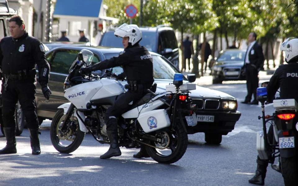 Συναγερμός στο Σύνταγμα από «ύποπτο» αντικείμενο σε μηχανάκι